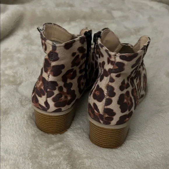 Stylish Leopard Print Ankle Booties - Picture 2 of 2